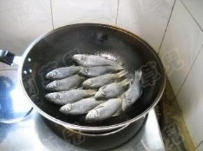 鲫鱼收拾干净，入锅煎制。