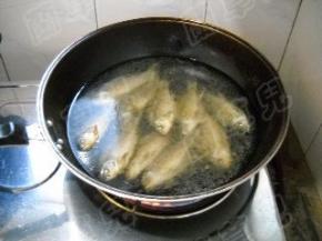 加入适量冷水炖煮。