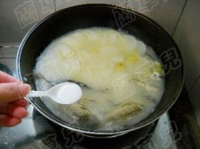 加入食盐，调好味。