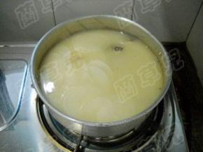 将鱼汤萝卜一起转入小火锅。