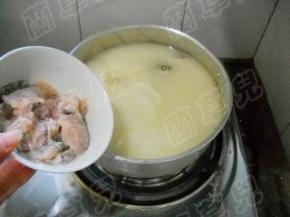 煮开后，加入草鱼片。