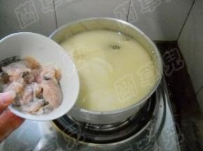 煮开后，加入草鱼片。