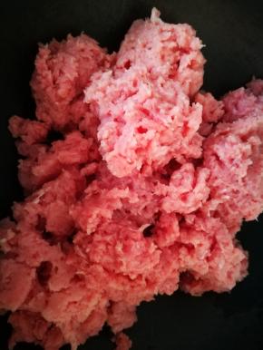 所有的肉打好了，放锅里，一会好调味