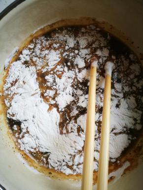 把所有的调料都加入碗中，鸡蛋一定要提前打散，这样之后好和其他调料混合均匀