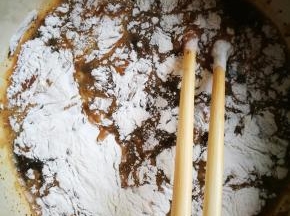 把所有的调料都加入碗中，鸡蛋一定要提前打散，这样之后好和其他调料混合均匀