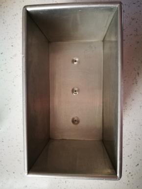 准备模具，我用的阳极土司模，有其他长方形模具更好