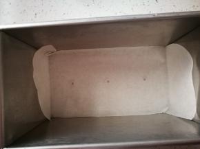 底下铺张油纸，一会好脱模