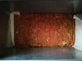 将肉馅铺进去，我铺了一半