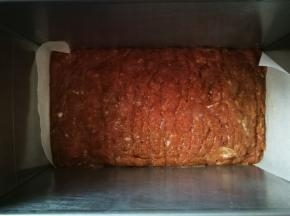 将肉馅铺进去，我铺了一半