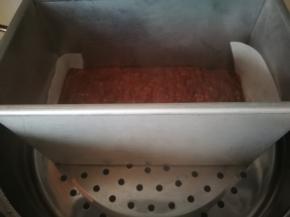 水烧开，放入肉馅，大火5分钟，之后转中小火35分钟，具体时间以熟了为准