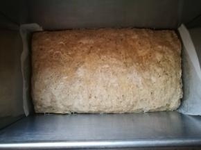 熟了后，关火焖3分钟，出锅，放凉切片 肉馅凉了后自动离模了，一提油纸就出来了。具体看以下小贴士