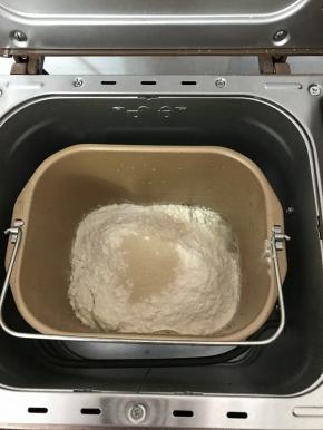 将主面团材料中，除黄油，盐以外材料放入面包机中，揉至扩展阶段。