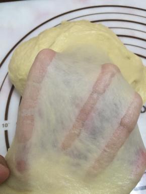 加入黄油、盐，揉至完全阶段。