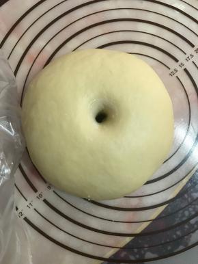 将面团揉圆放入盆中，室温发酵至2倍大。