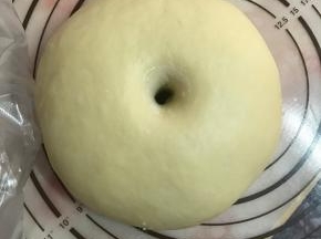 将面团揉圆放入盆中，室温发酵至2倍大。