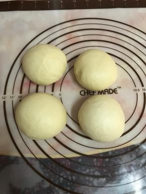 将面团平均分成4份，进行排气，滚圆松弛15分钟。