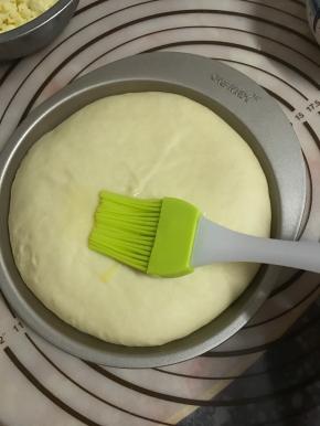 二发完成后取出，表面刷全蛋液。