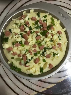 放上火腿丁，葱花，最后撒上芝士。