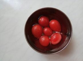 柿子洗干净。