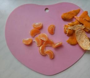 橘子剥皮掰开瓣儿。