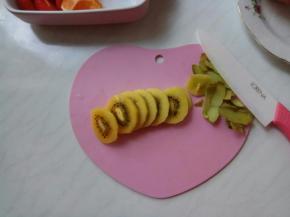 猕猴桃削皮切片，再对切。