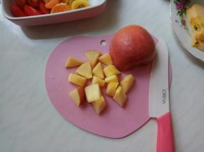 苹果 表皮用盐搓一会，取三分之一，洗净切成小块。