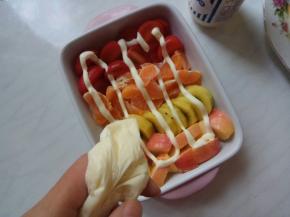 沙拉酱舀一勺在保鲜袋里，前端剪口，挤酱。嫌麻烦的可以直接舀到盘里，小孩子喜欢看挤酱嘛。