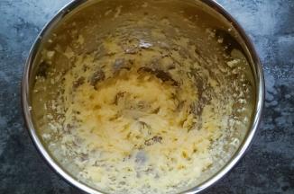 电动打蛋器搅打至体积蓬松