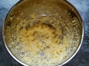 电动打蛋器搅打至体积蓬松