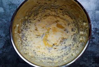 分两次加入鸡蛋液，搅打均匀