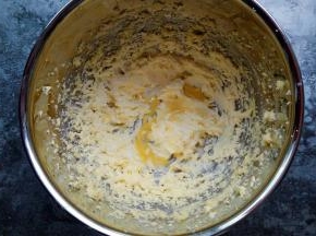 分两次加入鸡蛋液，搅打均匀