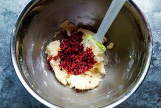 加入提前准备好的蔓越莓干碎