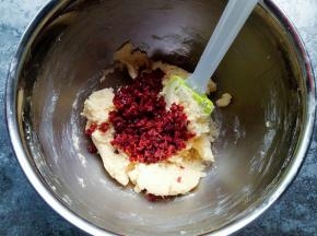 加入提前准备好的蔓越莓干碎