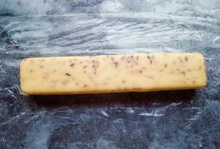 将面团整成长方体的形状，包上保鲜膜，放冰箱冷藏1小时