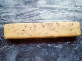 将面团整成长方体的形状，包上保鲜膜，放冰箱冷藏1小时