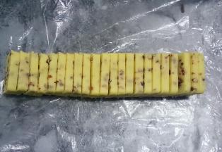 取出冷藏好的面团，用刀切成厚薄均匀的片状