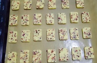 烤盘铺上油纸，将饼干摆放在烤盘上