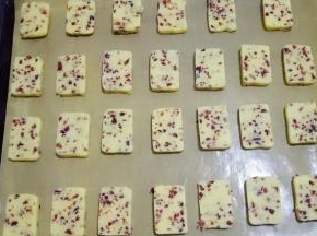 烤盘铺上油纸，将饼干摆放在烤盘上