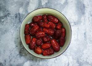 红枣提前浸泡1小时，清洗干净