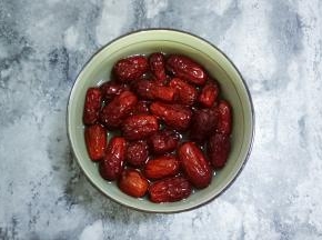 红枣提前浸泡1小时，清洗干净