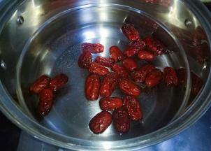 锅中放适量水，加入红枣，煮15分钟
