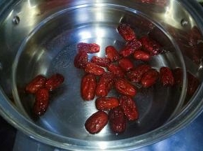 锅中放适量水，加入红枣，煮15分钟