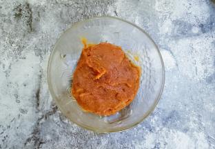 捞出煮好的红枣，去掉枣皮，去掉枣核；用勺子压成枣泥备用