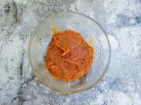 捞出煮好的红枣，去掉枣皮，去掉枣核；用勺子压成枣泥备用