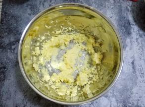 用电动打蛋器打发至乳霜状