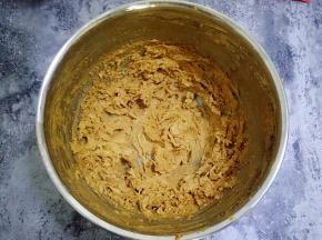 打发至体积变大且蓬松