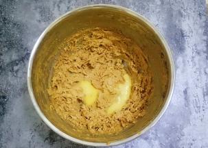 鸡蛋液分三次加入，每加一次都要打至搅打均匀