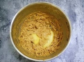 鸡蛋液分三次加入，每加一次都要打至搅打均匀