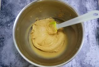 用刮刀翻拌均匀至没有干粉且面糊顺滑