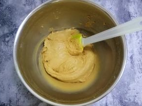 用刮刀翻拌均匀至没有干粉且面糊顺滑